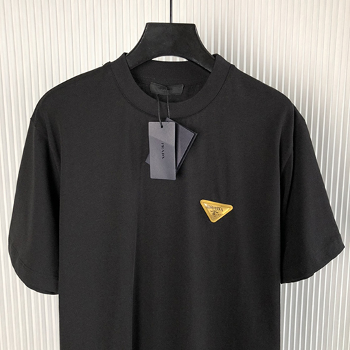 プラダ 夏の新作!個性的なトライアングルロゴが特徴のゆったり短袖Tシャツ