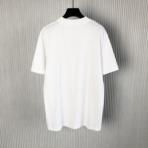 プラダ 夏の新作!個性的なトライアングルロゴが特徴のゆったり短袖Tシャツ