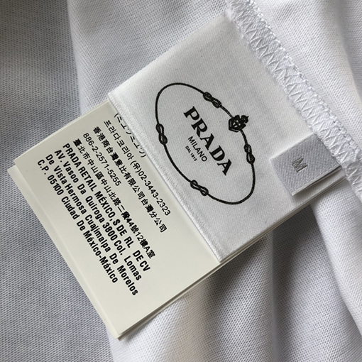 プラダ 夏の新作!個性的なトライアングルロゴが特徴のゆったり短袖Tシャツ