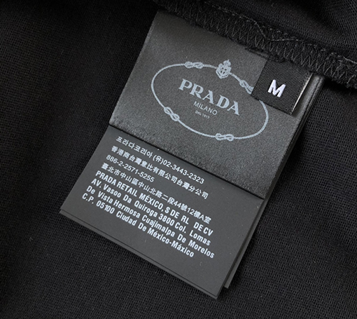 プラダ  夏の新作！個性的なトライアングルロゴが特徴のゆったり短袖Tシャツ
