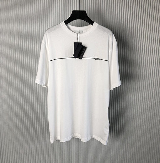 プラダ 短袖Tシャツ PRADA シンプルなロゴTシャツ、Pradaのモダンなスタイルを映し出す