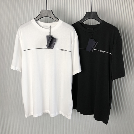 プラダ 短袖Tシャツ PRADA シンプルなロゴTシャツ、Pradaのモダンなスタイルを映し出す