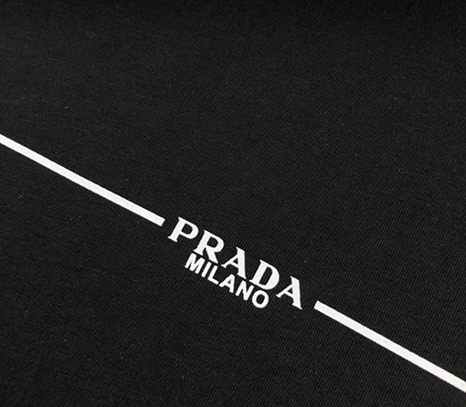 プラダ 短袖Tシャツ PRADA シンプルなロゴTシャツ、Pradaのモダンなスタイルを映し出す