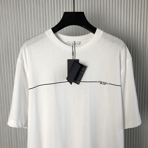 プラダ 短袖Tシャツ PRADA シンプルなロゴTシャツ、Pradaのモダンなスタイルを映し出す