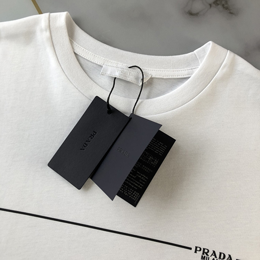 プラダ 短袖Tシャツ PRADA シンプルなロゴTシャツ、Pradaのモダンなスタイルを映し出す