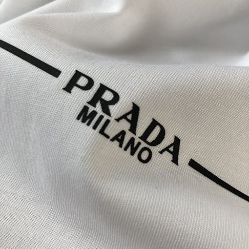 プラダ 短袖Tシャツ PRADA シンプルなロゴTシャツ、Pradaのモダンなスタイルを映し出す