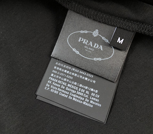 プラダ 短袖Tシャツ PRADA シンプルなロゴTシャツ、Pradaのモダンなスタイルを映し出す