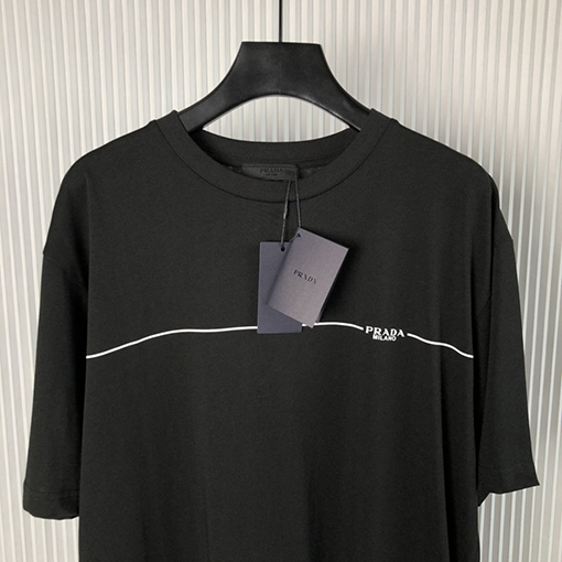 プラダ 短袖Tシャツ PRADA シンプルなロゴTシャツ、Pradaのモダンなスタイルを映し出す