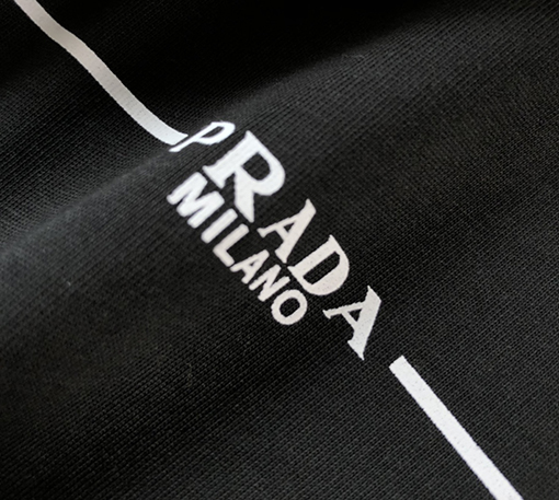 プラダ 短袖Tシャツ PRADA シンプルなロゴTシャツ、Pradaのモダンなスタイルを映し出す