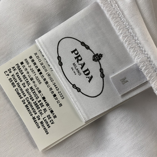 プラダ 短袖Tシャツ PRADA シンプルなロゴTシャツ、Pradaのモダンなスタイルを映し出す