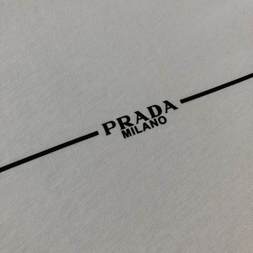 プラダ 短袖Tシャツ PRADA シンプルなロゴTシャツ、Pradaのモダンなスタイルを映し出す