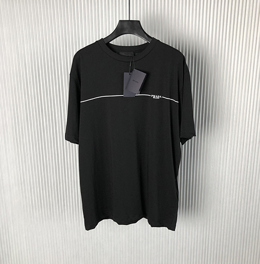 プラダ 短袖Tシャツ PRADA シンプルなロゴTシャツ、Pradaのモダンなスタイルを映し出す