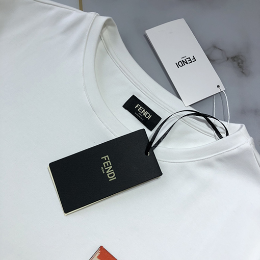 フェンディ 短袖Tシャツ スーパーコピー  FENDI ロゴ付きデザイン短袖Tシャツ