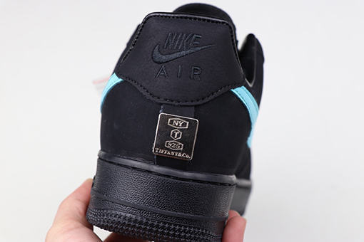 ナイキx ティファニー  スニーカー コラボ Tiffany & Co. x Nike Air Force 1 Low SP