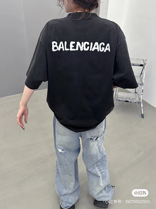 バレンシアガ 半袖Tシャツ コピー  BALENCIAGA ぼかし影の字母プリントTシャツ