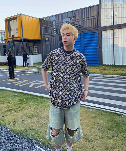 ルイヴィトン 短袖Tシャツ スーパーコピー Louis Vuitton フルプリントロゴの短袖Tシャツ