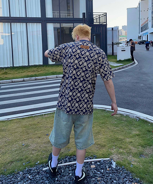 ルイヴィトン 短袖Tシャツ スーパーコピー Louis Vuitton フルプリントロゴの短袖Tシャツ