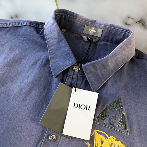 ディオール シャツ スーパーコピー DIOR 最新の淡い青色コットンデニムシャツ 星間砂漠宇宙のようなスタイリッシュなデザイン