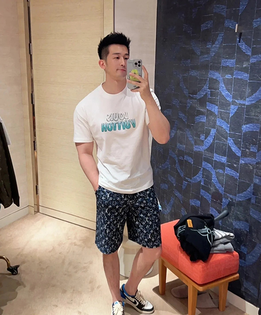 ヴィトン 半袖Tシャツ コピー Louis Vuitton ビーズグラデーションロゴの半袖Tシャツ