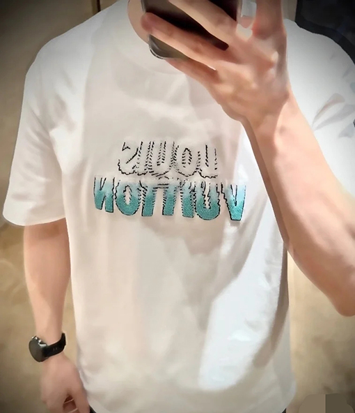 ヴィトン 半袖Tシャツ コピー Louis Vuitton ビーズグラデーションロゴの半袖Tシャツ