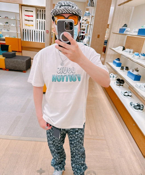 ヴィトン 半袖Tシャツ コピー Louis Vuitton ビーズグラデーションロゴの半袖Tシャツ
