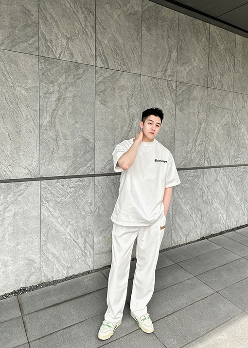 バレンシアガ 半袖Tシャツ コピー BALENCIAGA ミニ文字プリントラウンドネック半袖Tシャツ