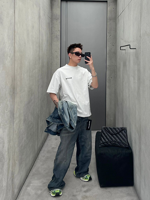 バレンシアガ 半袖Tシャツ コピー BALENCIAGA ミニ文字プリントラウンドネック半袖Tシャツ