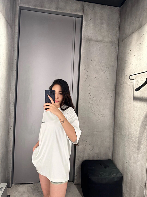 バレンシアガ 半袖Tシャツ コピー BALENCIAGA ミニ文字プリントラウンドネック半袖Tシャツ