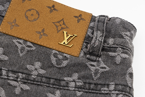 ヴィトン  ハーフパンツ スーパーコピー  Louis Vuittonのクラシックロゴがフル刺繍された特注デザイン生地
