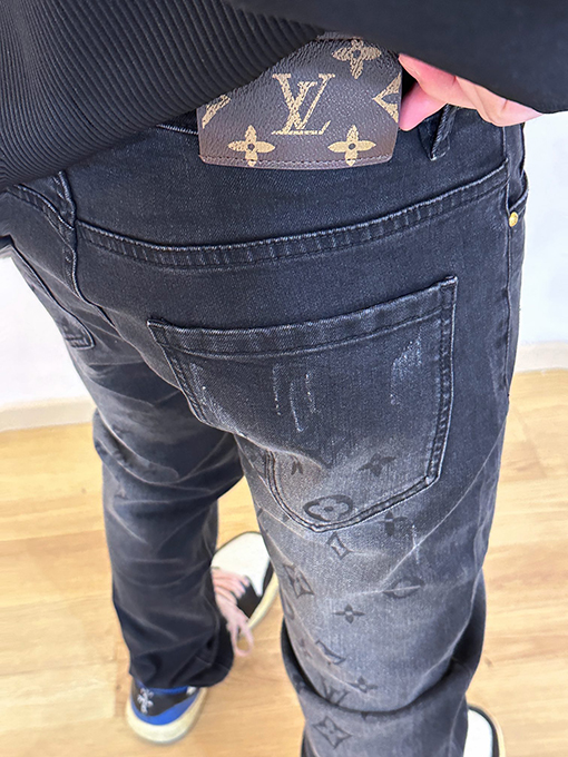 ルイヴィトン デニムパンツ スーパーコピー Louis Vuittonウォッシュ加工を施したロゴデニムパンツ