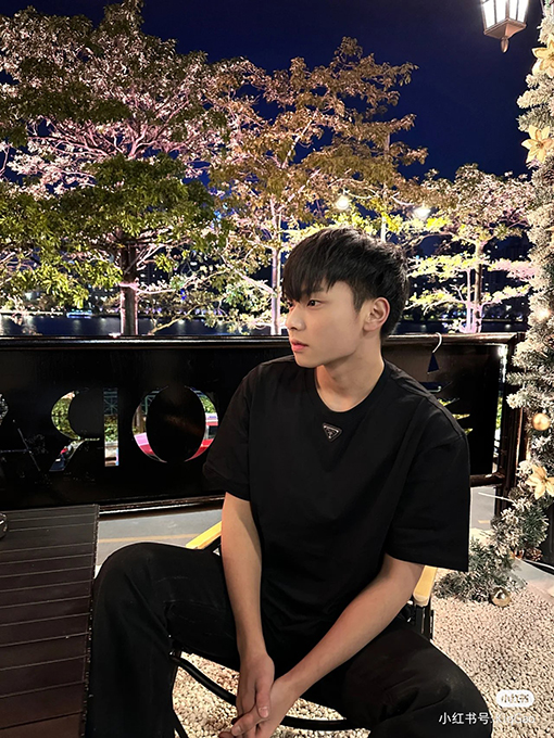 プラダ 半袖Tシャツ  PRADA三角ロゴプレート
