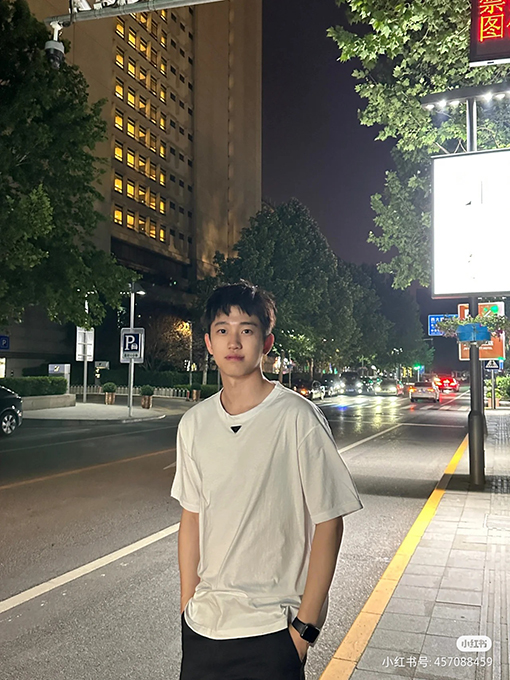 プラダ 半袖Tシャツ  PRADA三角ロゴプレート