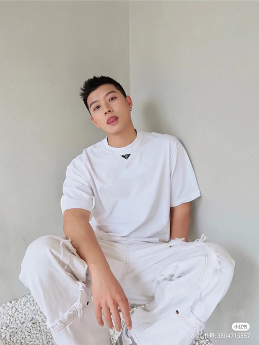 プラダ 半袖Tシャツ  PRADA三角ロゴプレート