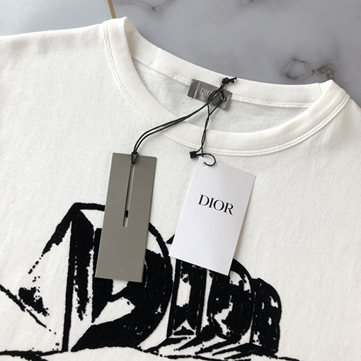 ディオール 半袖Tシャツ スーパーコピー 粗い麻の風合いと柔らかい綿の快適さを兼ね備えたクラシックなスタイル