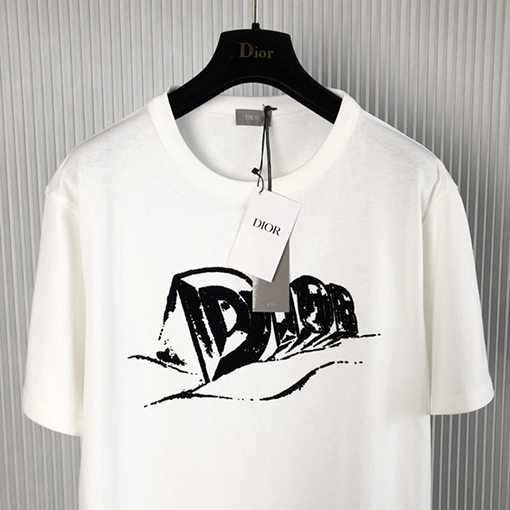ディオール 半袖Tシャツ スーパーコピー 粗い麻の風合いと柔らかい綿の快適さを兼ね備えたクラシックなスタイル