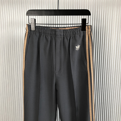 アディダス x グッチ コラボレーションシリーズのスムースストライプ チノパンツ