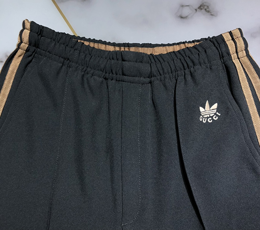 アディダス x グッチ コラボレーションシリーズのスムースストライプ チノパンツ