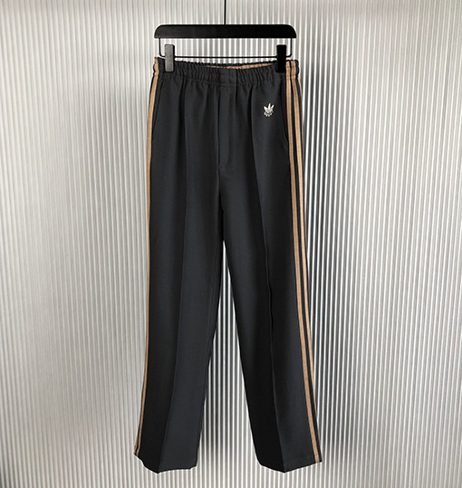 アディダス x グッチ コラボレーションシリーズのスムースストライプ チノパンツ