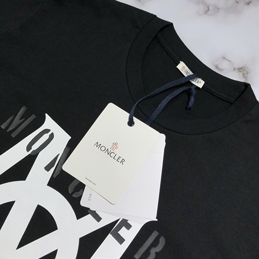 モンクレール 半袖Tシャツ スーパーコピー ラウンドネックロゴ印刷の半袖Tシャツ
