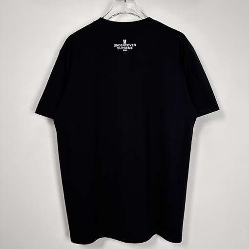 シュプリーム 半袖Tシャツ   SUPREME X UNDERCOVER コラボ タグTシャツ  スローガンプリントのショートスリーブTシャツ