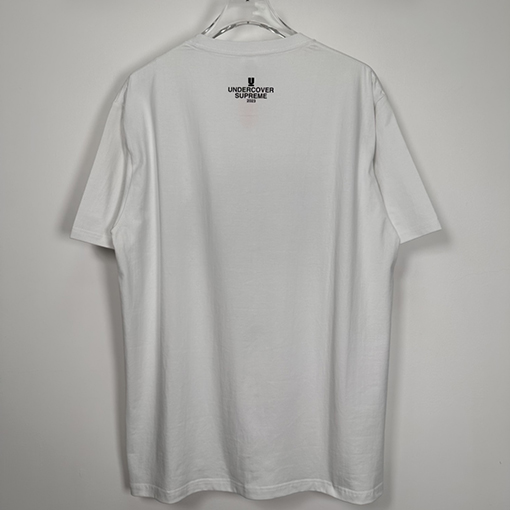 シュプリーム 半袖Tシャツ   SUPREME X UNDERCOVER コラボ タグTシャツ  スローガンプリントのショートスリーブTシャツ