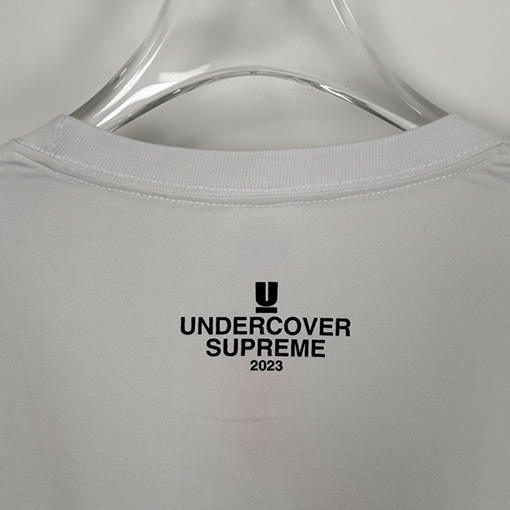 シュプリーム 半袖Tシャツ   SUPREME X UNDERCOVER コラボ タグTシャツ  スローガンプリントのショートスリーブTシャツ