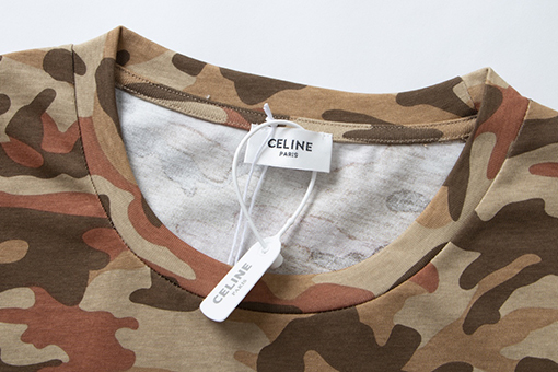 セリーヌ 半袖Tシャツ スーパーコピー CELINE 今年流行の「迷彩」!セリーヌの迷彩Tシャツで夏の風を演出しよう!