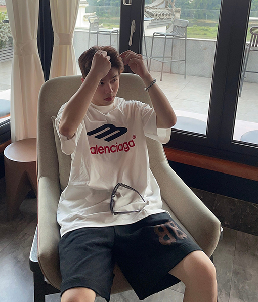 バレンシアガ   ロゴ 刺しゅう加工 ウェザリング ショートスリーブTシャツ