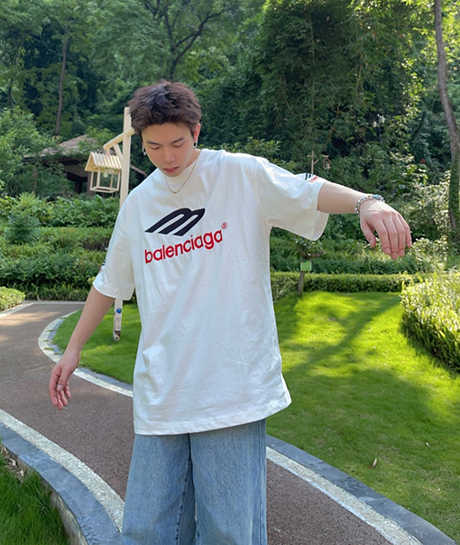 バレンシアガ   ロゴ 刺しゅう加工 ウェザリング ショートスリーブTシャツ