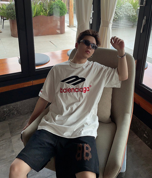 バレンシアガ   ロゴ 刺しゅう加工 ウェザリング ショートスリーブTシャツ