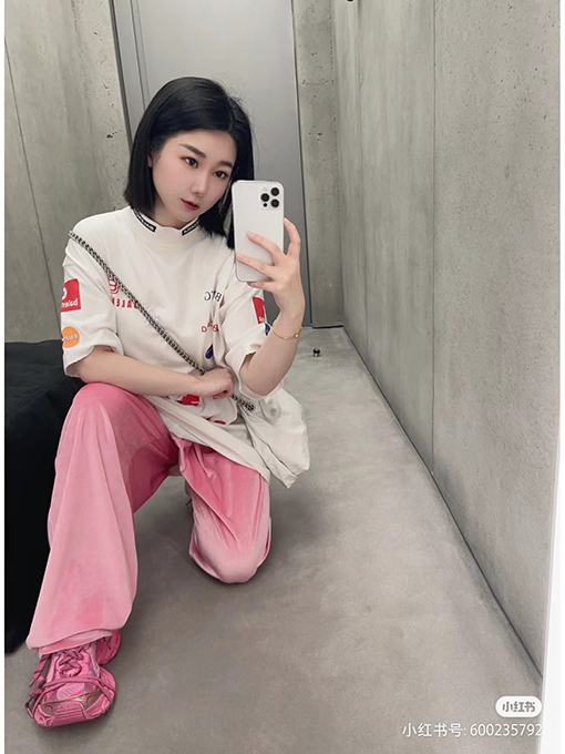 バレンシアガ 半袖Tシャツ フルロゴレターショートスリーブTシャツ