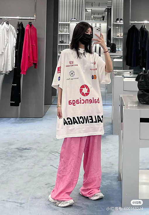 バレンシアガ 半袖Tシャツ フルロゴレターショートスリーブTシャツ