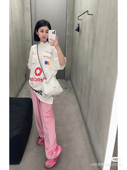 バレンシアガ 半袖Tシャツ フルロゴレターショートスリーブTシャツ