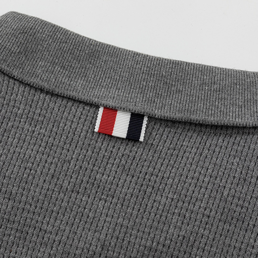 トムブラウン 半袖Tシャツ スーパーコピー THOM BROWNE ワッフル素材ターンダウンカラーショートスリーブ